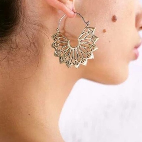 🌺Openwork Triangle Semicircular hoop Earring - Picture 14 of 16